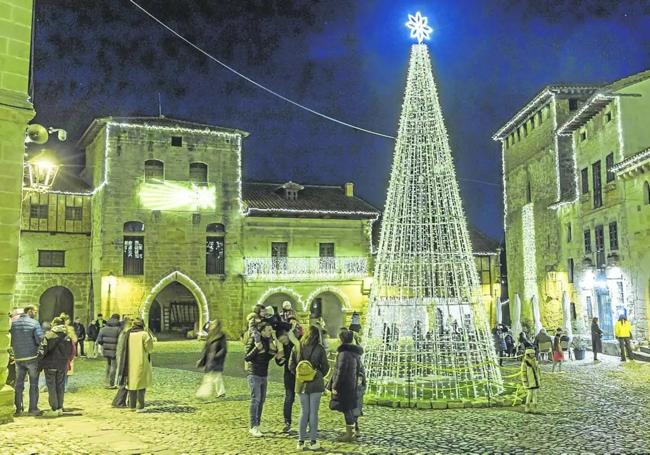 Iluminación de Navidad en la plaza del Ayuntamiento de Santillana.