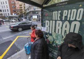 Anuncio promocional de Bilbao en una de las marquesinas del centro de Santander.