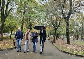 José Luis Urraca, Patricia Portilla, Hugo Morán y Javier López Estrada (de izquierda a derecha), este viernes, en el parque Manuel Barquín de Torrelavega.