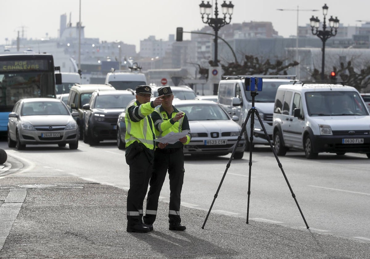 Dos integrantes del ERAT de la Guardia Civil reconstruyendo el accidente de Castelar.