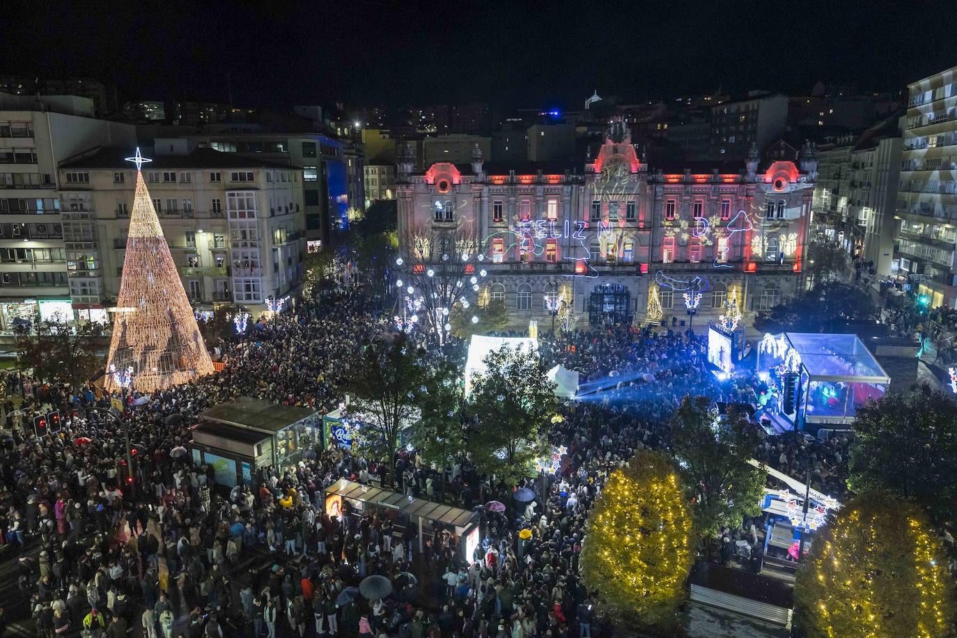 La plaza del Ayuntamiento se llenó de gente a pesar de la lluvia para ver el alumbrado.