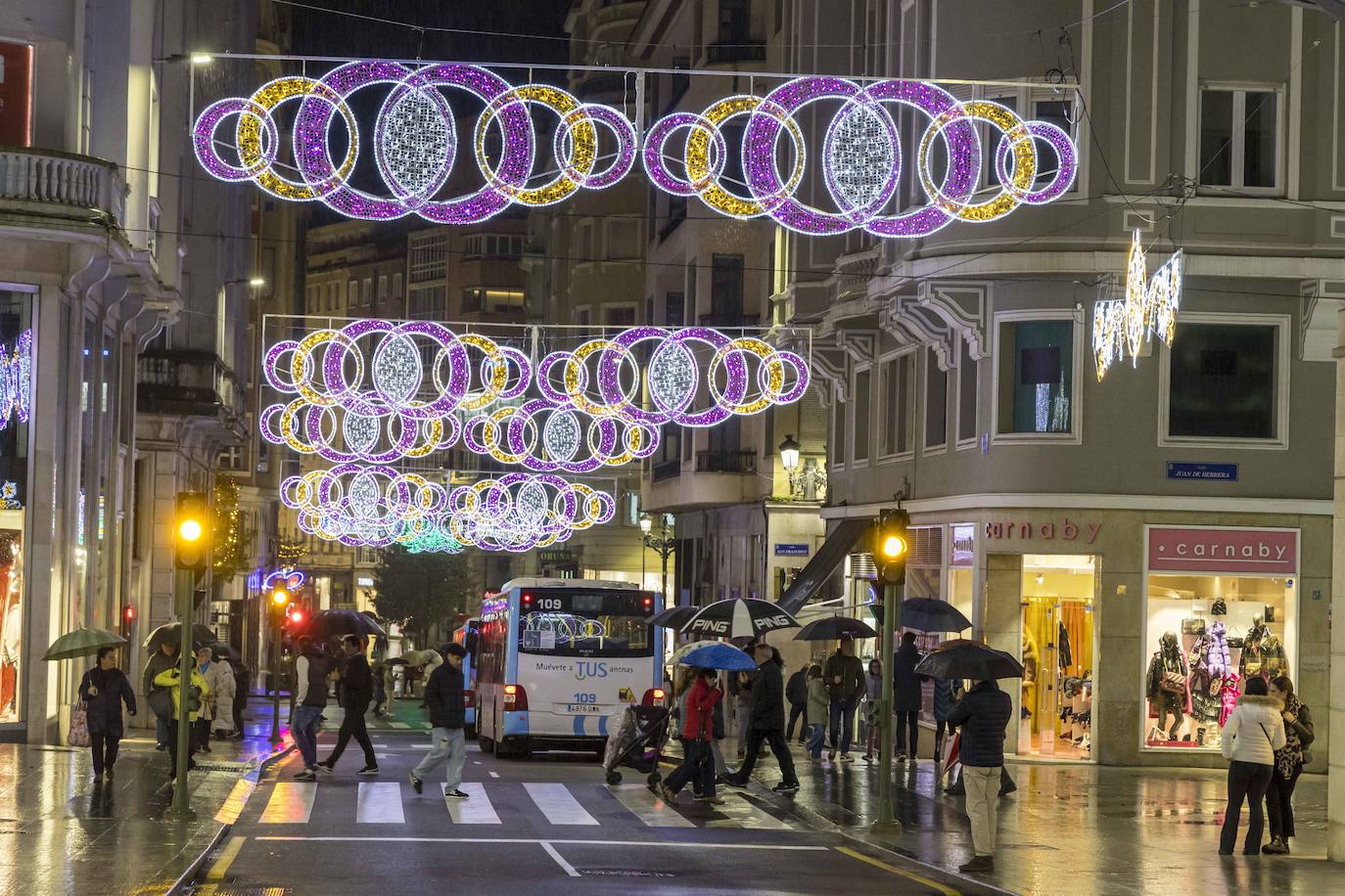 Los viandantes disfrutaron del encendido en todas las calles del centro.