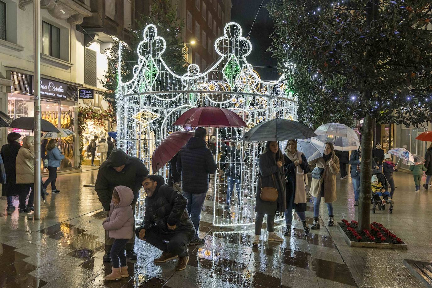 Las coronas y paquetes de regalo en 3D iluminados se convirtieron en un 'photocall' iluminado.