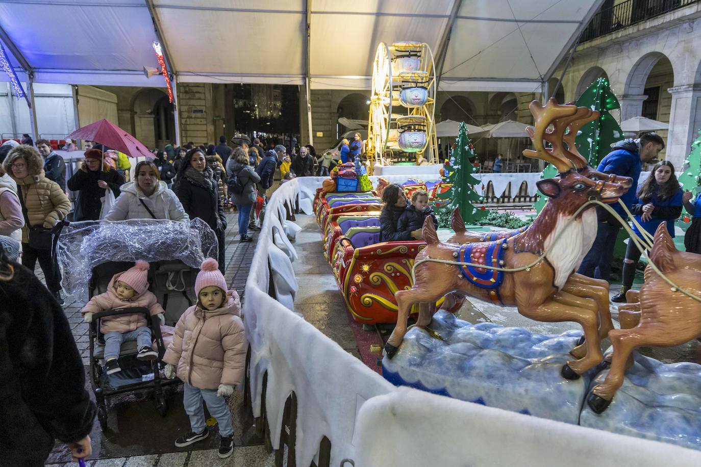 Junto a la pista de hielo, en la Porticada, se han instalado atracciones infantiles.