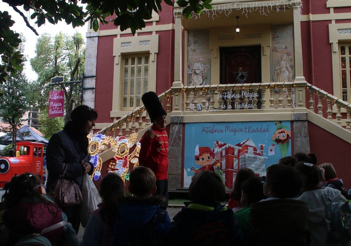 Uno de los grupos escolares aguardan para entrar dentro de la Fábrica Mágica de la Navidad