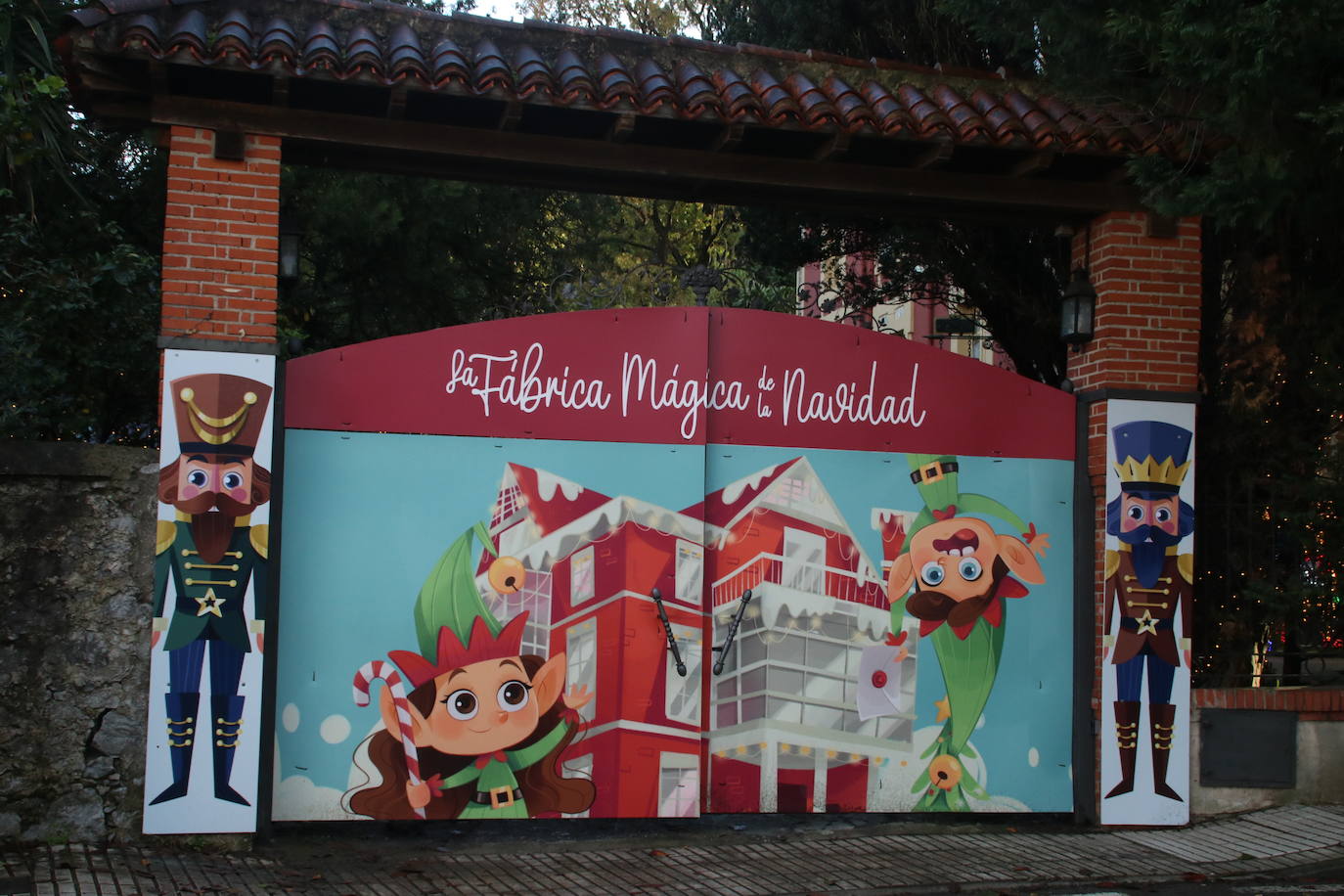 Puertas al recinto que acoge este año la Fábrica Mágica de la Navidad.