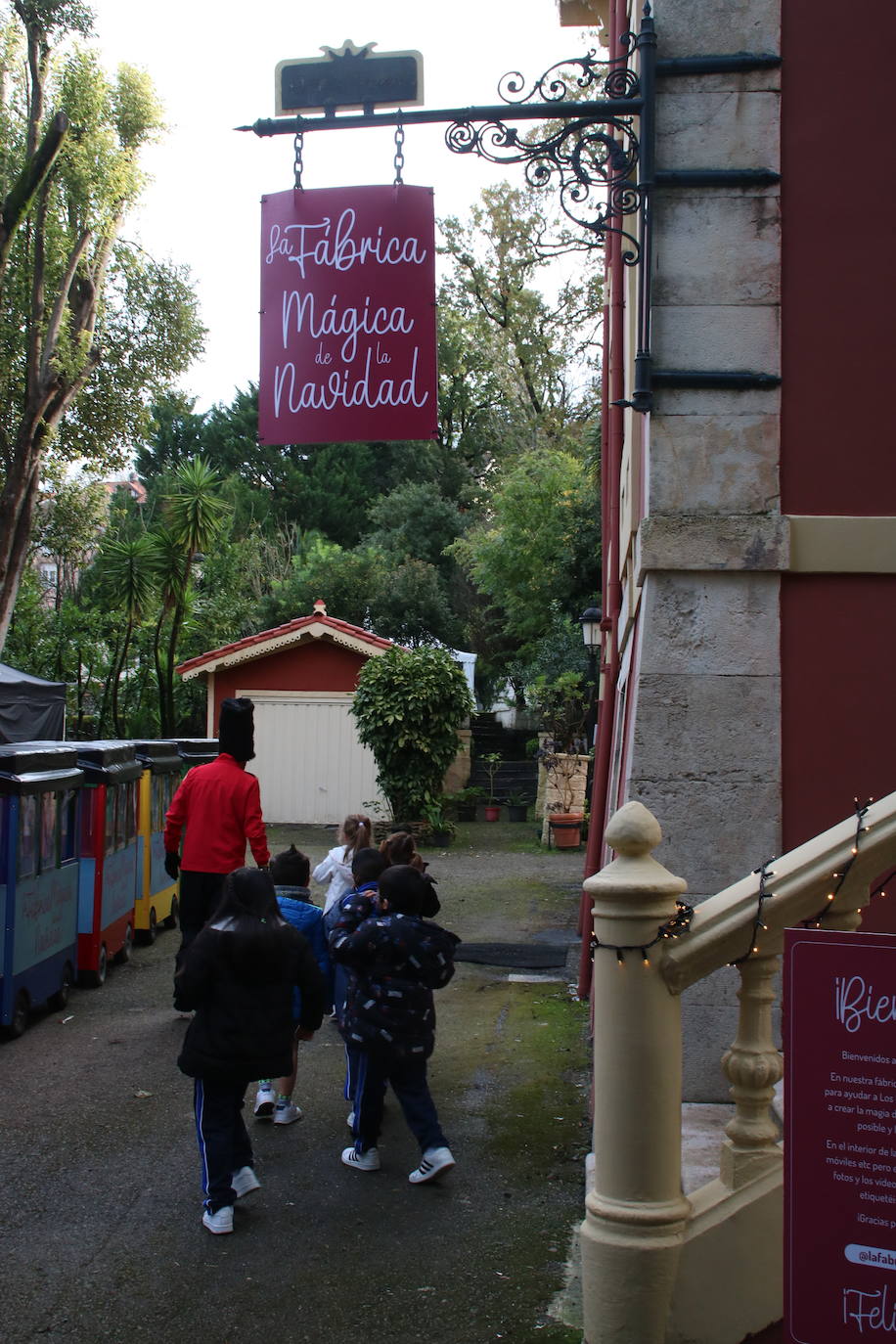 Niños a la salida de su vidita por el interior de la casa.