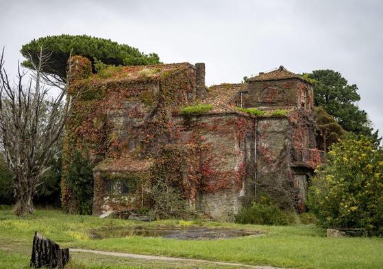 La Casa Rosales, muy cerca de la playa de Mataleñas, está cubierta de hiedra y lleva décadas sin uso.