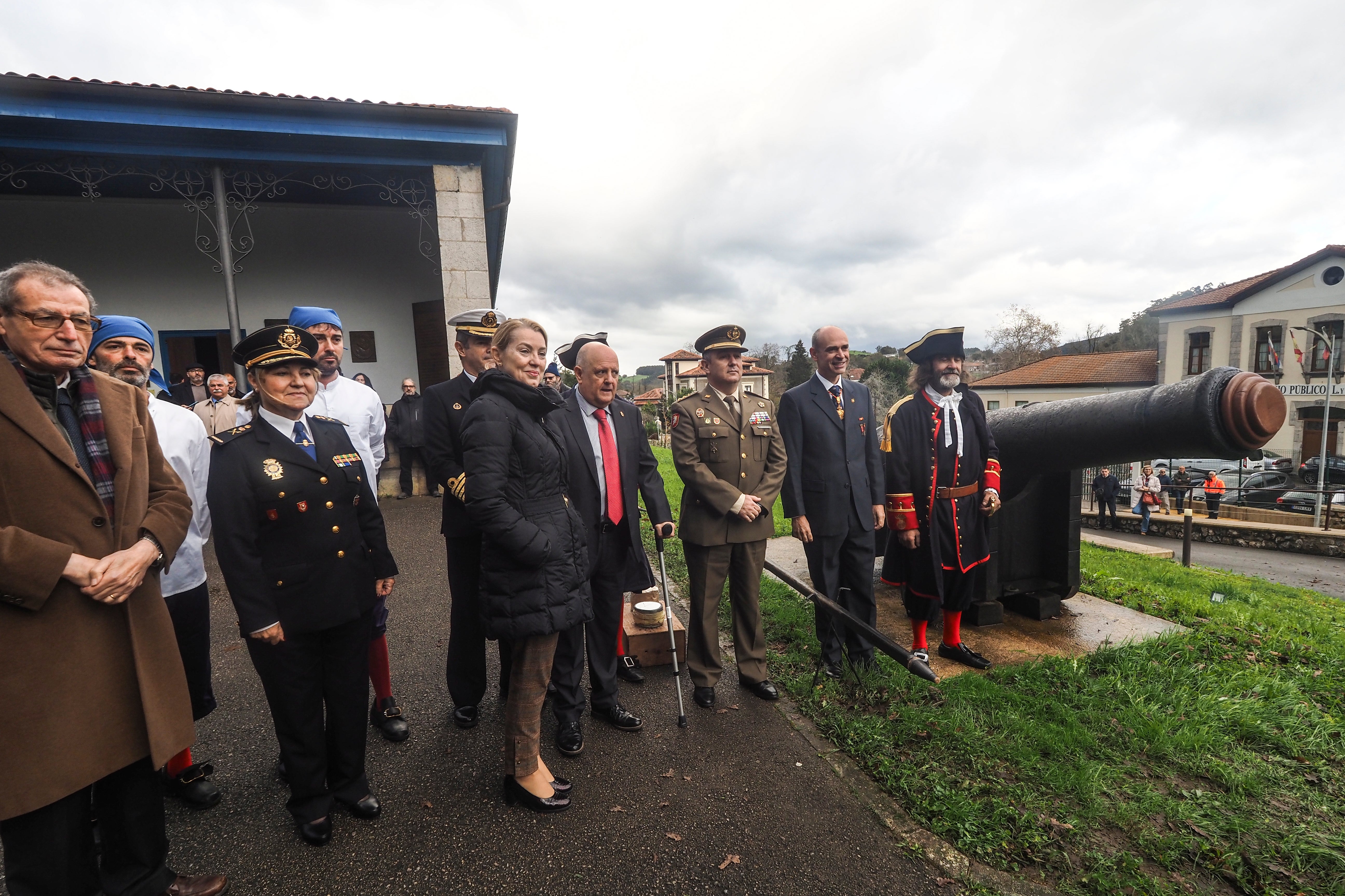 Los nuevos socios de honor posan junto al presidente de la Asociación momentos antes del disparo del cañón de 48 libras.