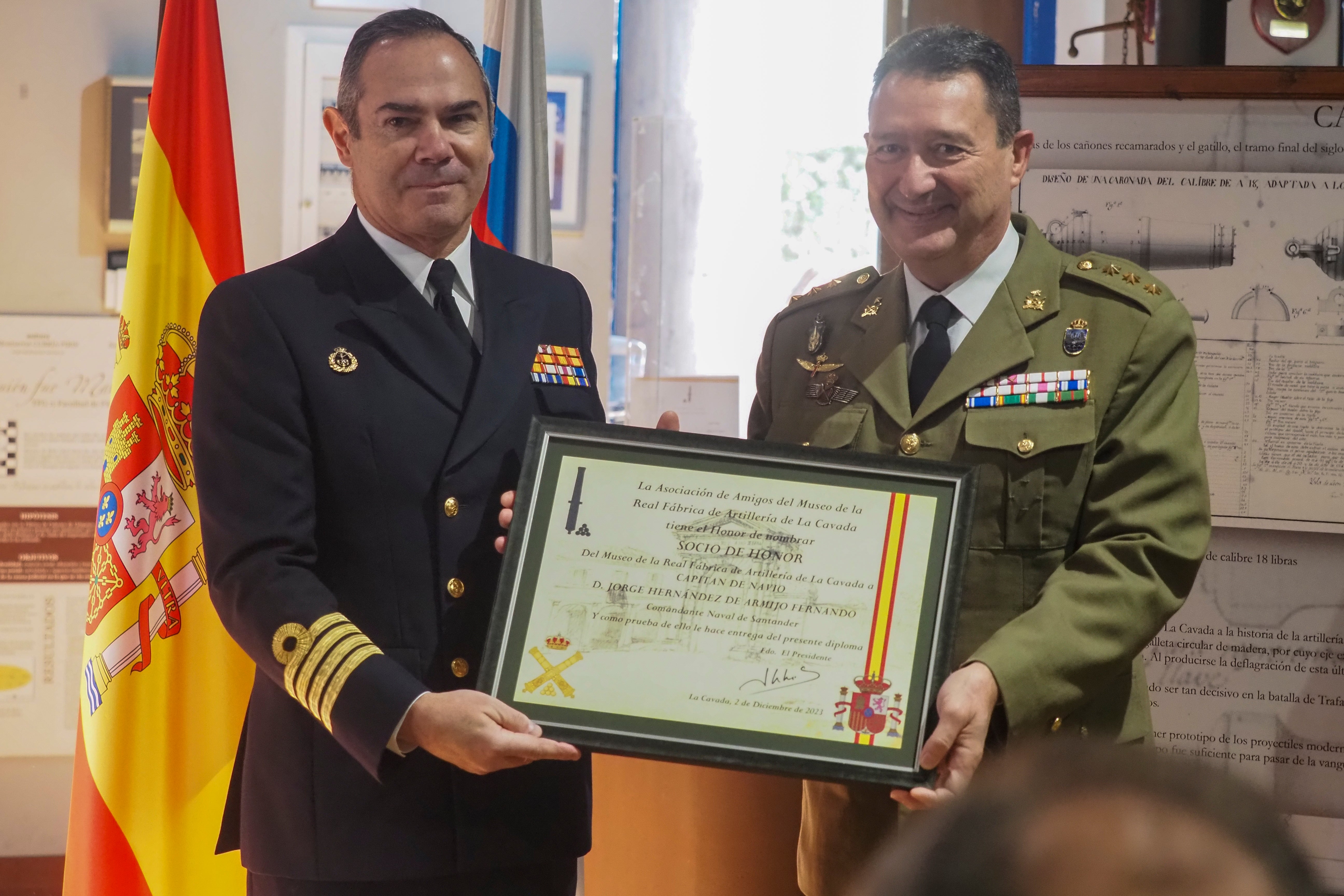 El comandante naval de Santander, Jorge Hernández de Armijo, recibió el título de manos del delegado de Defensa, Emiliano Blanco.