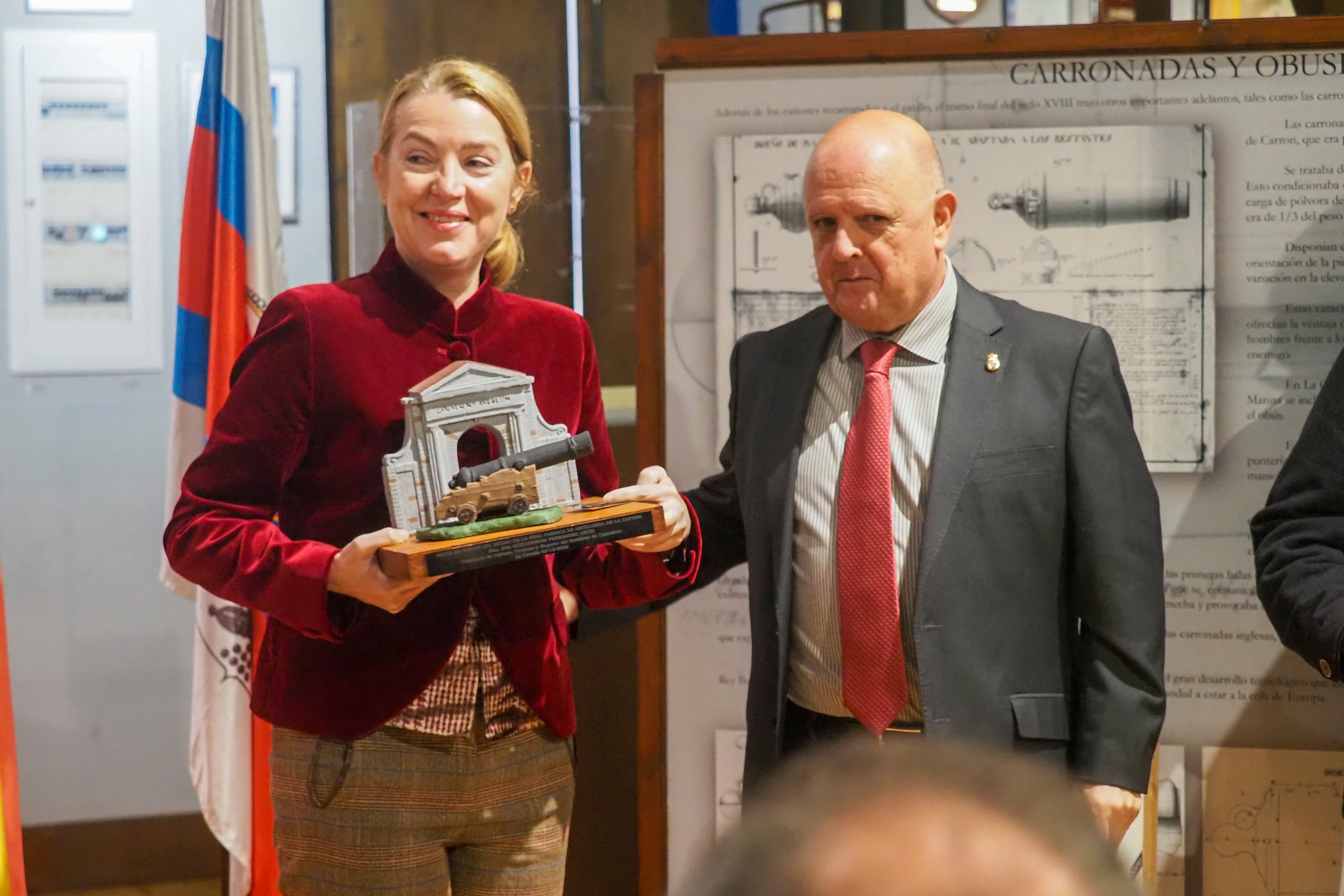 El presidente de la Asociación de Amigos del Museo, Ángel Cuadrado, entrega el título a la consejera de Cultura, Turismo y Deporte, Eva Guillermina Fernández