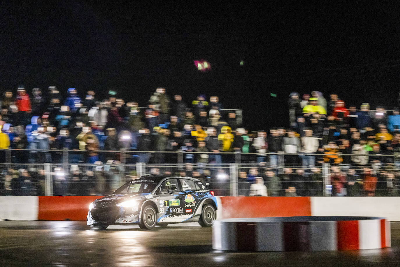 Adrián Costas, con su Hyundai en la zona de la rotonda.