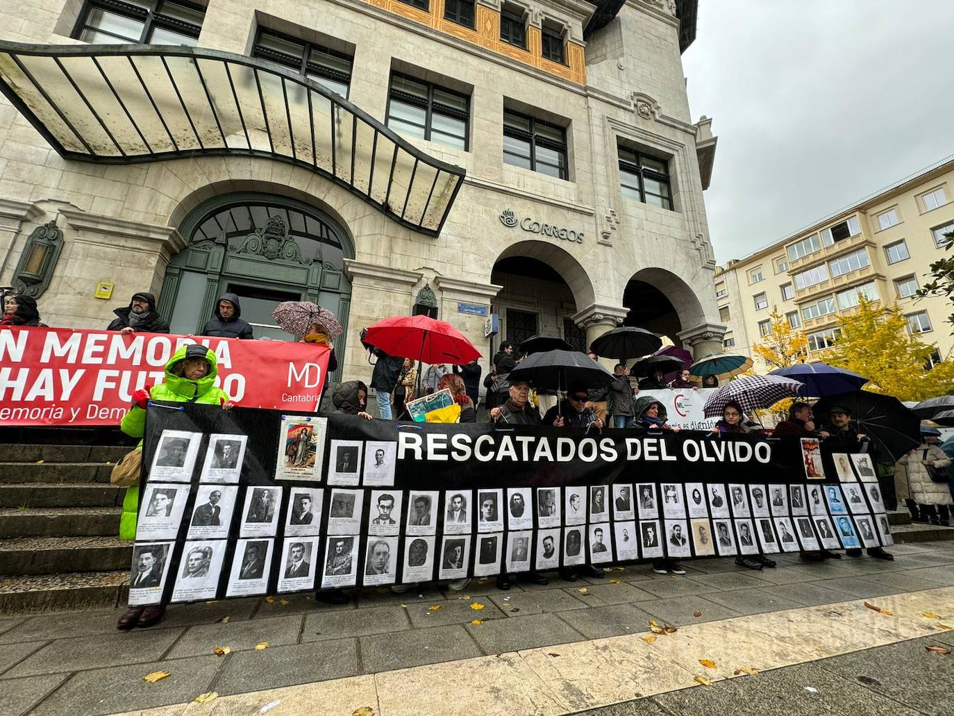 La protesta llegó hasta la Plaza de Alfonso XIII, junto a la sede de Correos, donde Isabe Tejerina, activista y escritora leyó el manifiesto.