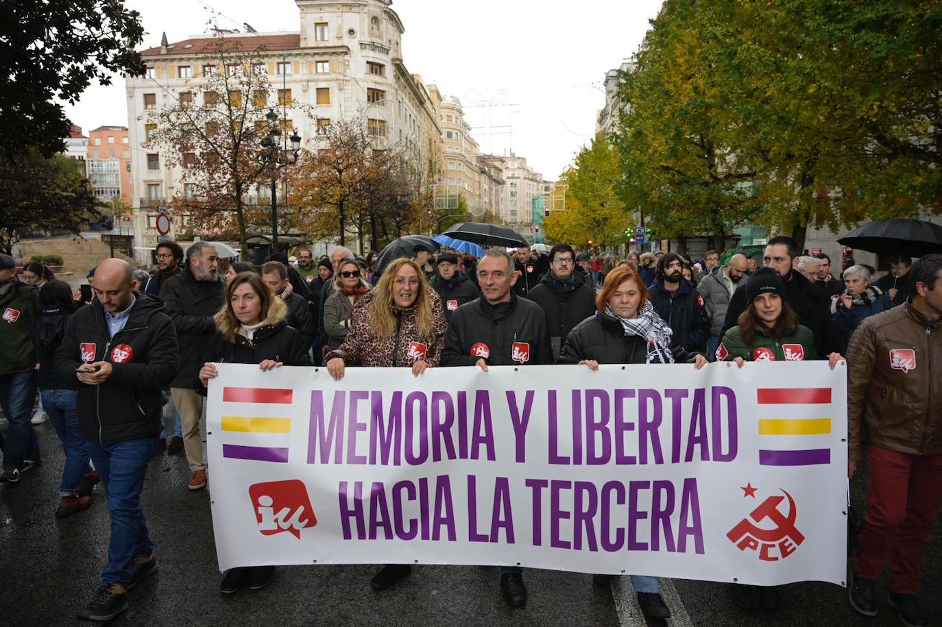 Carmen Martín,que fue la cabeza de lista de Sumar al congreso por Cantabria, Enrique Santiago y Engracia Rivera, diputados de Sumar en el Congrso durante la manifestación.