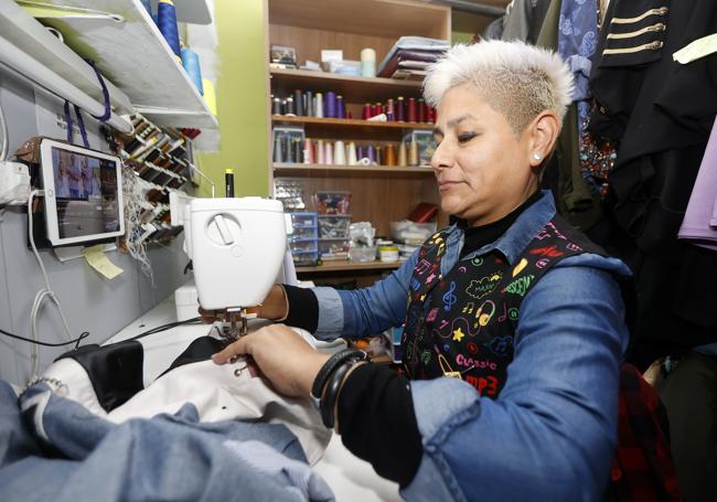 Leyda Pocohuanca hace arreglos de ropa en Torrelavega.