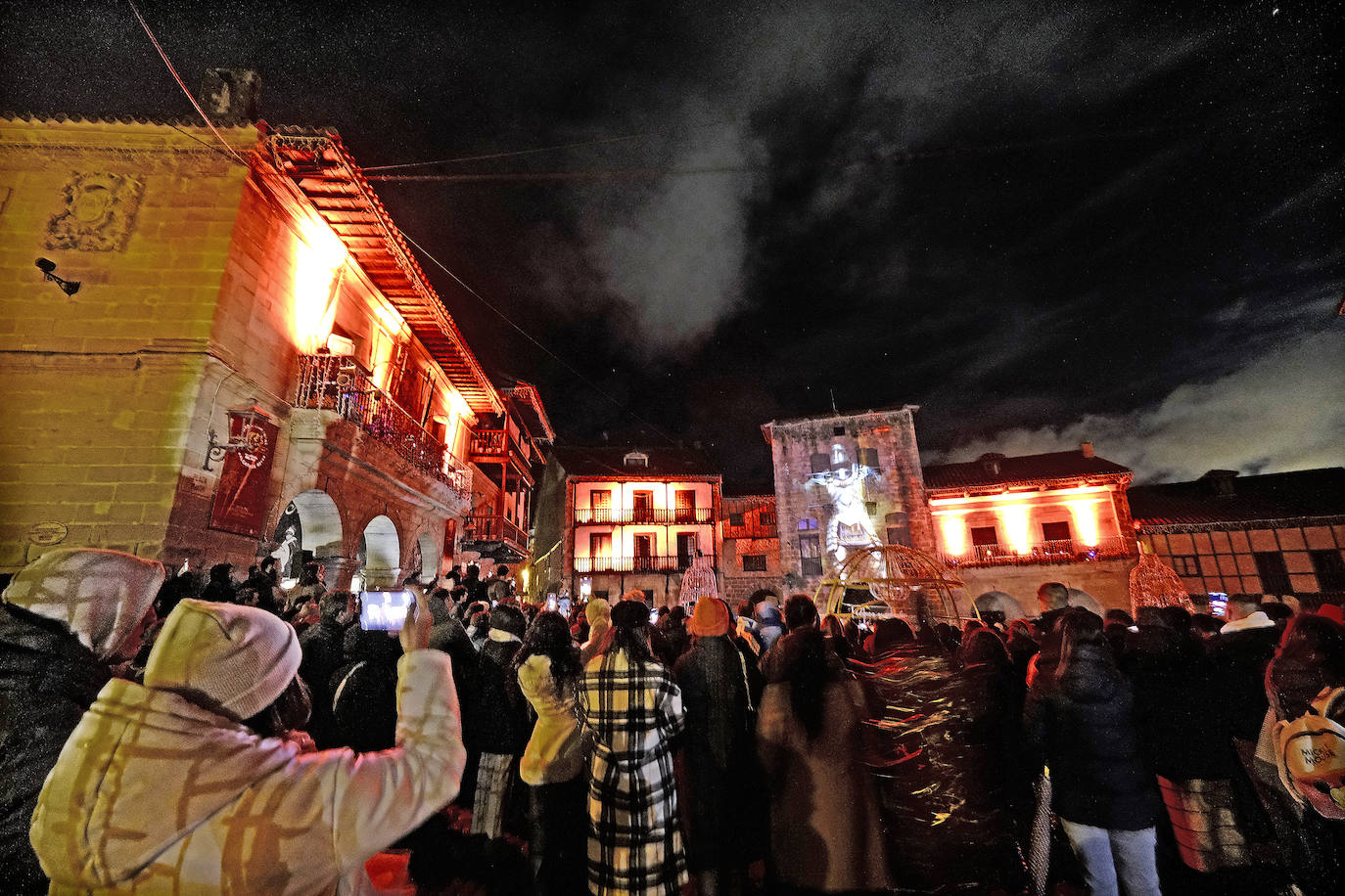 El casco histórico cuenta con figuras gigantes y con proyecciones luminosas.