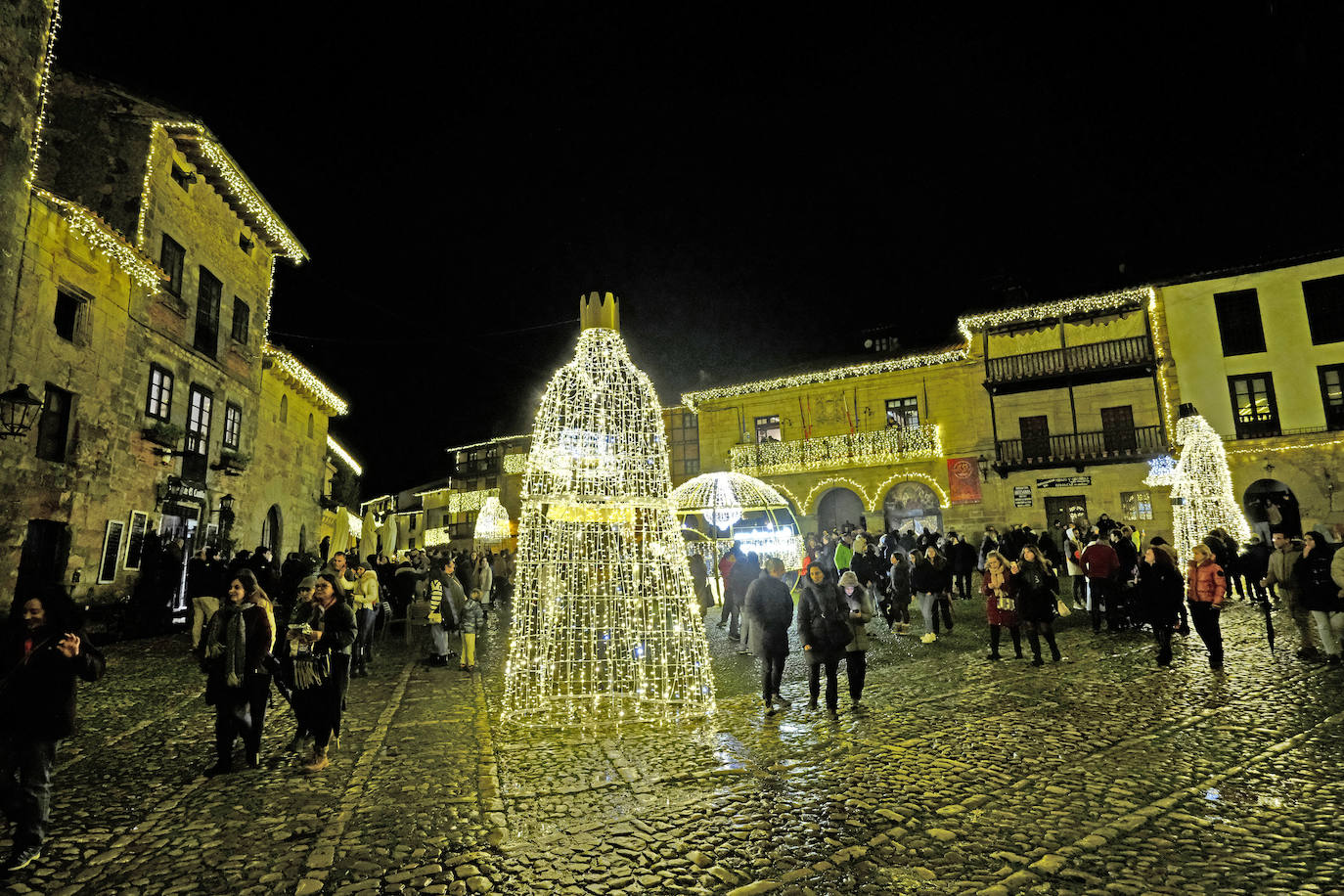 Entre las novedades destaca la colocación de grandes figuras navideñas por diferentes enclaves de la villa. 