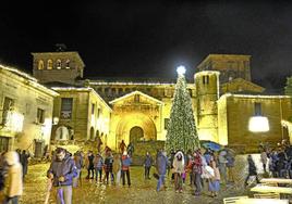 El encendido de las 400.000 luces de Navidad de Santillana fue un auténtico espectáculo visual.