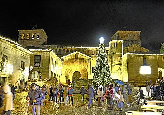 El encendido de las 400.000 luces de Navidad de Santillana fue un auténtico espectáculo visual.