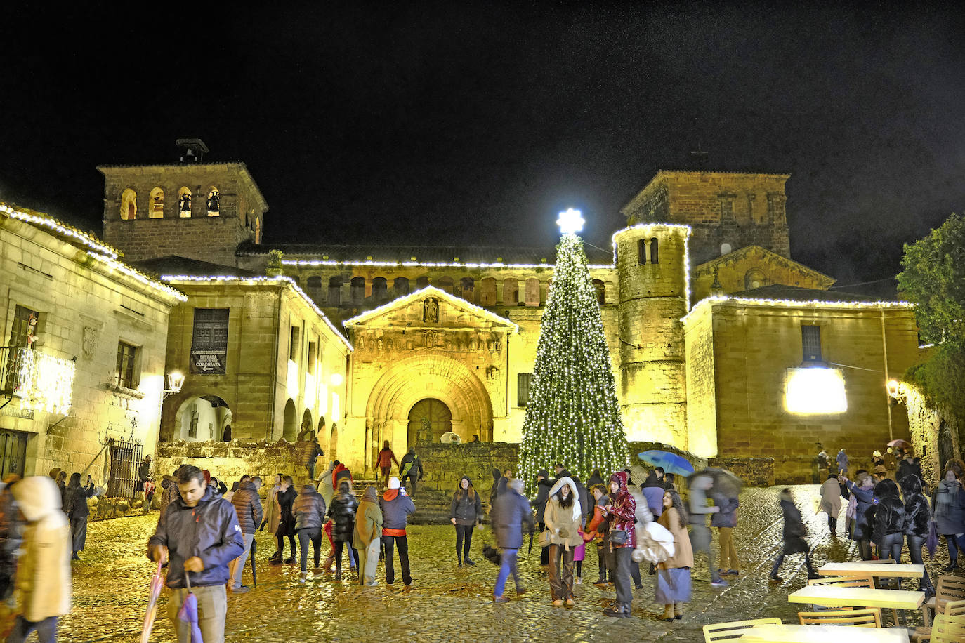 El municipio no puja -como otras poblaciones vecinas- con tener el árbol más grande de España, sino que se conforma con ser el pueblo que más brilla.