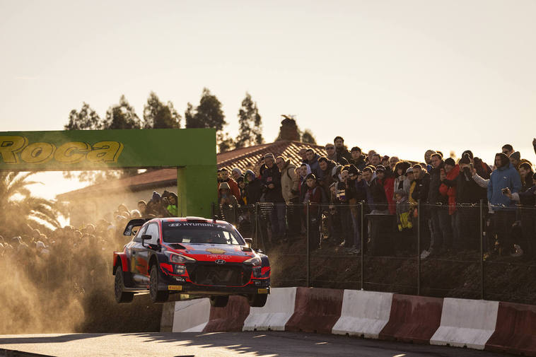 Dani Sordo, con un Hyundai i20WRC, en la zona del salto en el circuito de La Roca. El cántabro no tomaba parte en la competición.