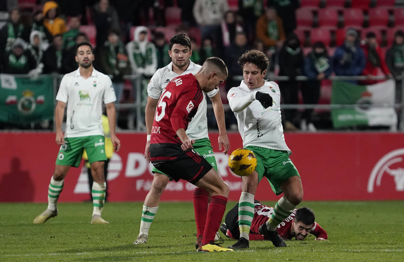 Sangalli disputa un balón con Tofeo. Ambos salieron en el segundo tiempo.