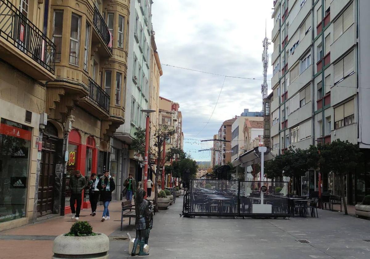 Cuatro racinguistas pasean en Miranda de Ebro por la calle donde la afición se reunió la temporada pasada.