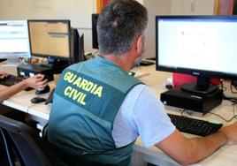 Agentes de la Guardia Civil especializados en delitos informáticos.