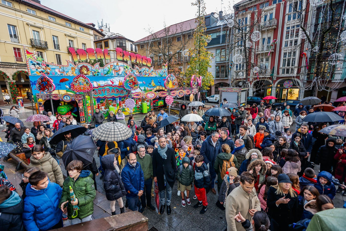 Decenas de vecinos asisten al encendido de luces de la calle Ancha, este lunes, en la Plaza Mayor.