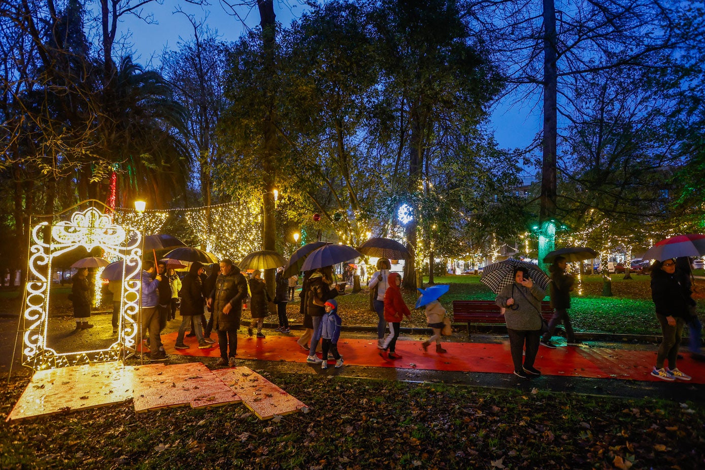 Los vecinos se han turnado para fotografiarse en algunos de los atractivos del parque. 