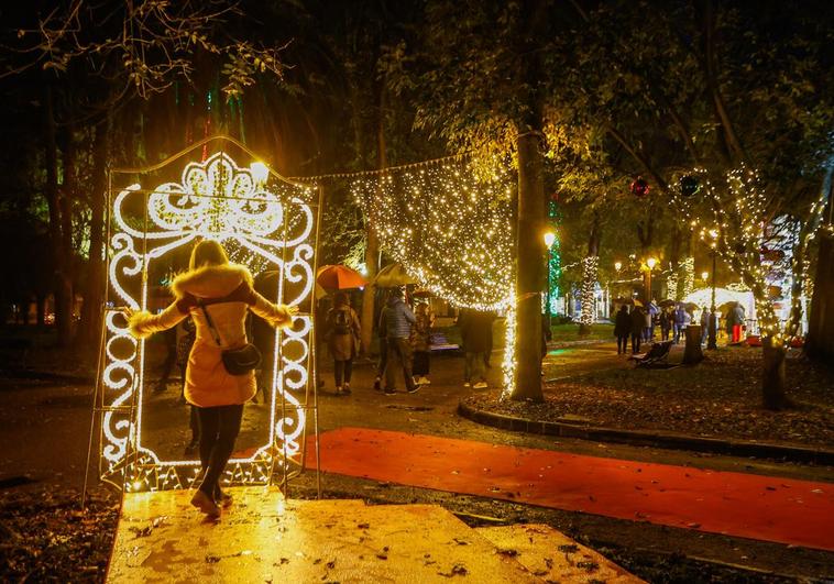 Vecinos se fotografían en el parque Manuel Barquín de Torrelavega, transformado en el 'Parque Mágico'