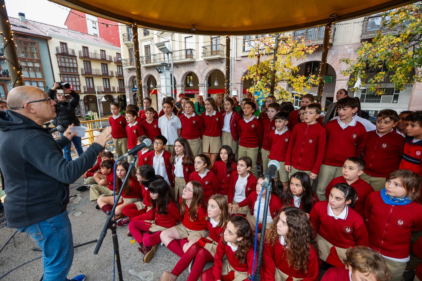 Alumnos del Colegio Nuestra Señora de la Paz, este lunes, durante su interpretación coral en la Plaza Mayor.