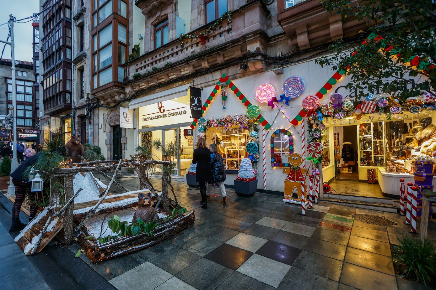 Los negocios de la calle Ancha también visten sus mejores galas durante la Navidad desde hace años.