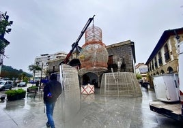 Instalación del alumbrado navideño en la Plaza de la Constitución de Laredo.