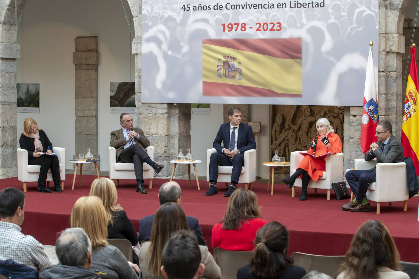 La segunda mesa redonda del acto se tituló 'El papel de la Constitución como garante del sistema de libertades'.