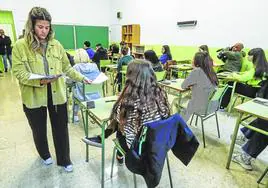 Alumnos de un instituto cántabro momentos antes de iniciar un examen.