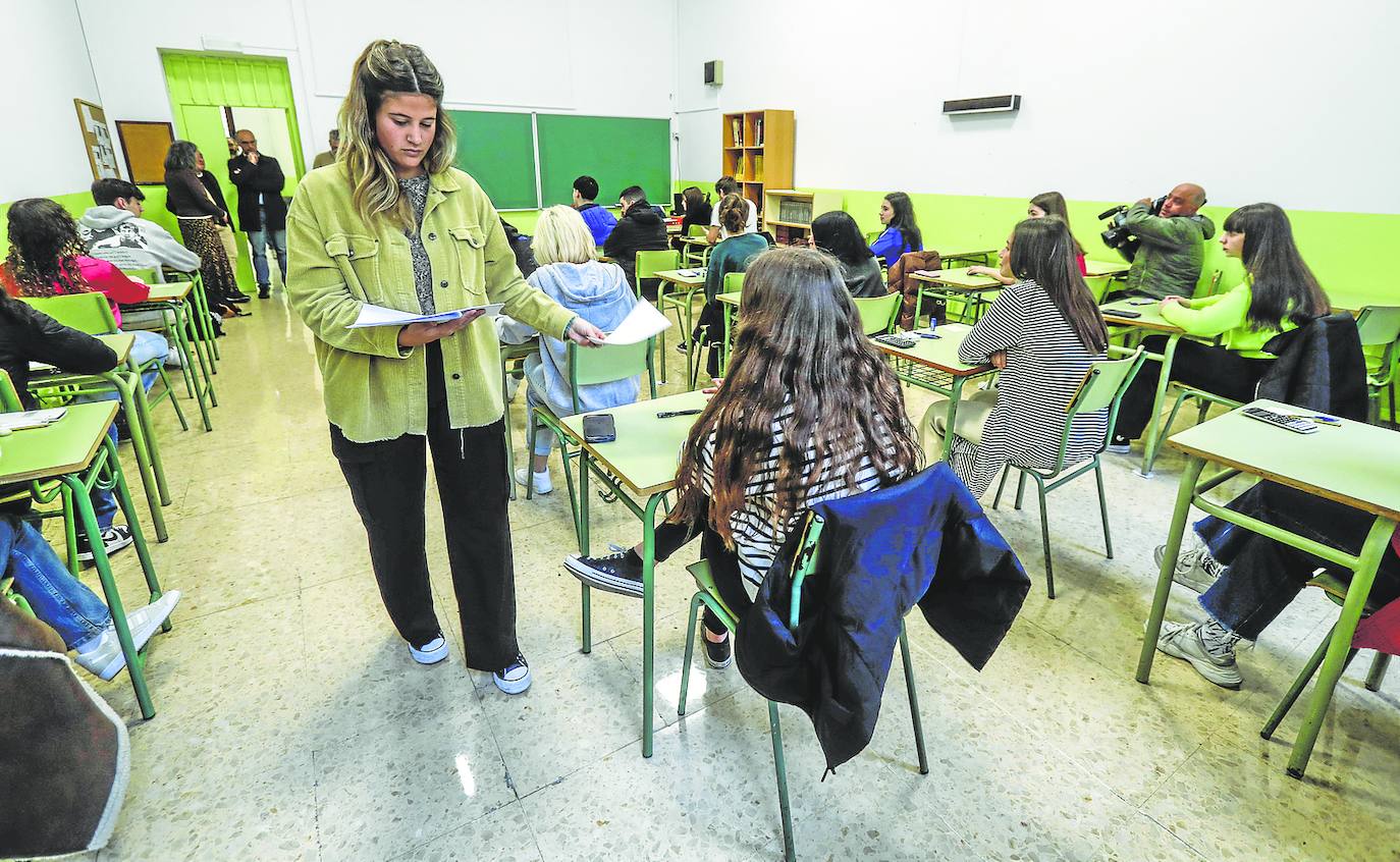 Alumnos de un instituto cántabro momentos antes de iniciar un examen.