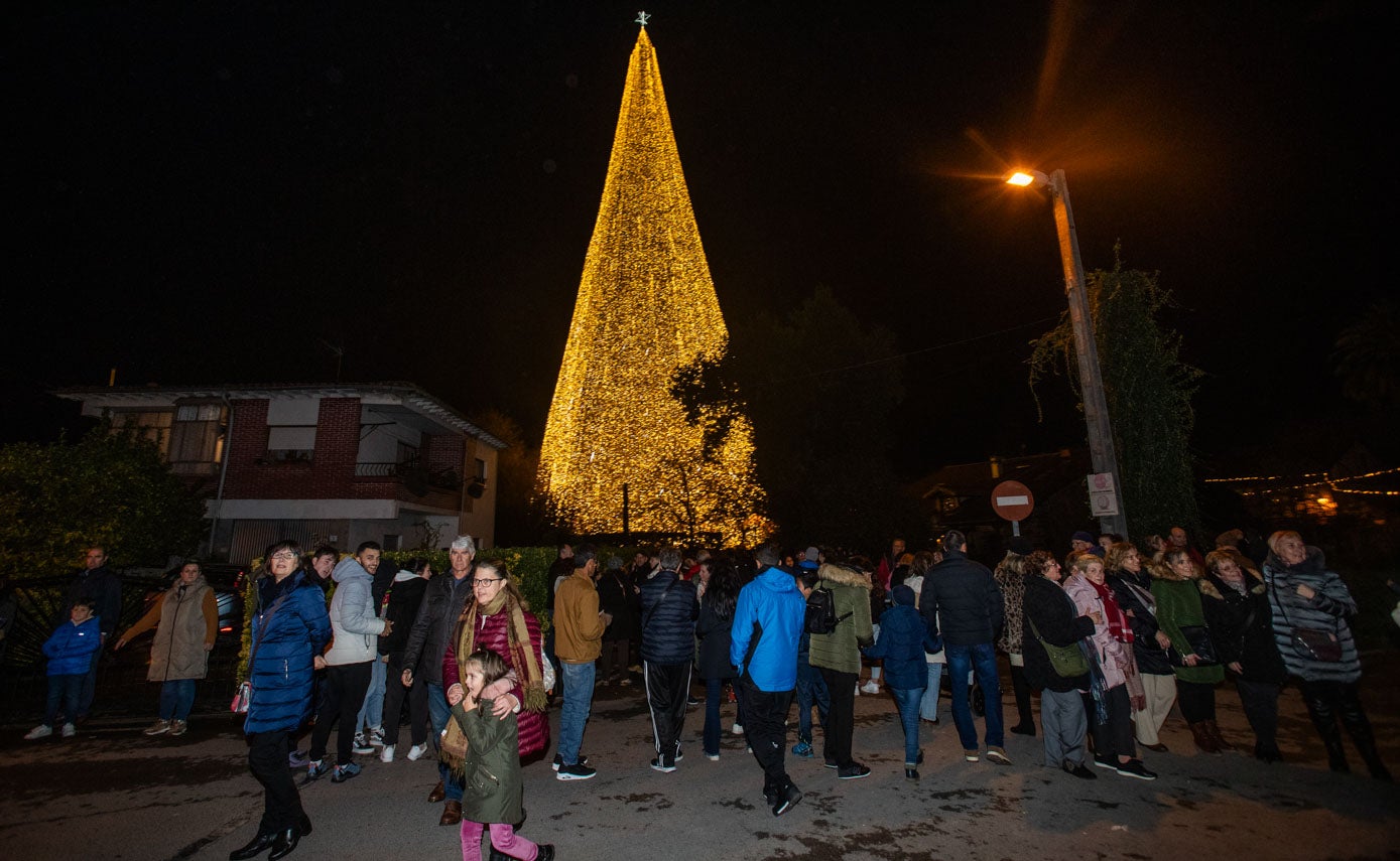 Esta 'competición' por conseguir el árbol más alto ha terminado, por el momento, con el municipio de Cartes, de menos de 6.000 habitantes, Cartes como ganador.