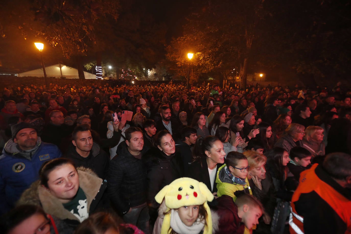 A eso de las siete y cuarto dejaron pasar a los que hacían cola en la entrada del parque donde lo han colocado. No parecían tantos, en principio, pero eran muchísimos