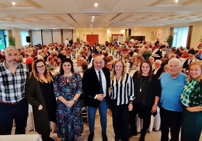 Autoridades presentes en el encuentro de mayores de Cartes.