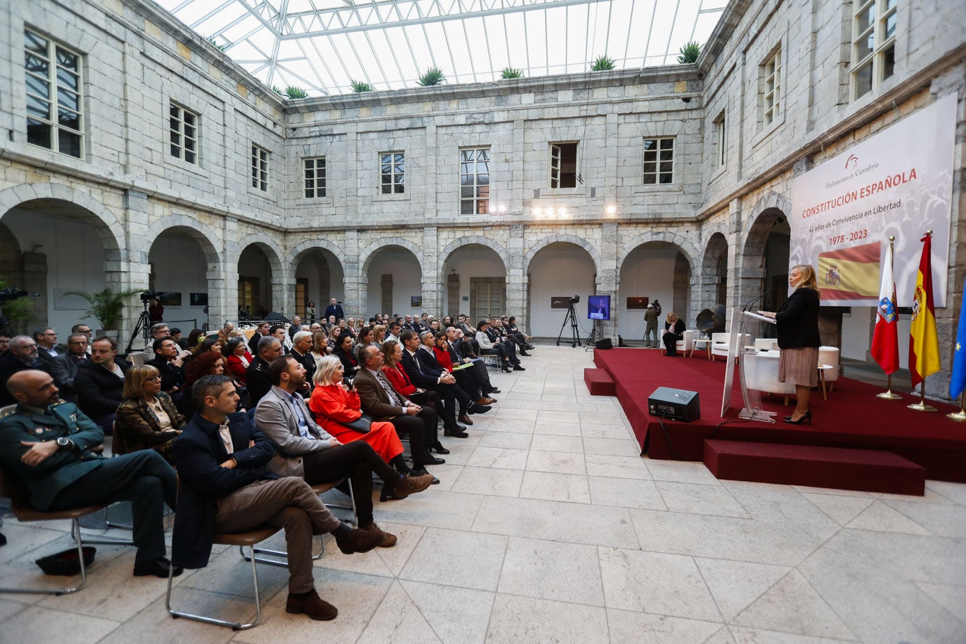 Medio centenar de asistentes siguieron el acto desde el patio del Parlamento cántabro.