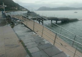 Estado que presenta la pasarela en el embarcadero de Santoña.