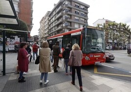 Pasajeros suben a un Torrebús, en la calle Augusto González Linares de Torrelavega, en una imagen de archivo.