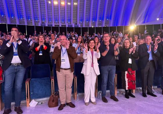 La presidenta de Cantabria, María José Sáenz de Buruaga, junto al el presidente nacional de PP, Alberto Núñez Feijóo, durante el Congreso de los populares en Asturias en noviembre.