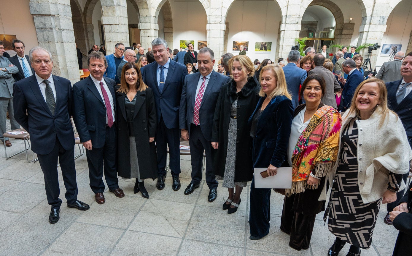 La presidenta del Parlamento, María José González Revuelta, con la jefa del Ejecutivo regional, María José Sáenz de Buruaga, y los miembros de su Gobierno.