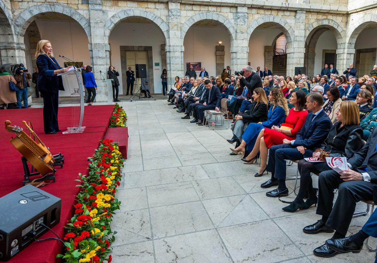 La presidenta del Parlamento, María José González Revuelta, se dirige a los asistentes durante su intervención en el Día de la Constitución.