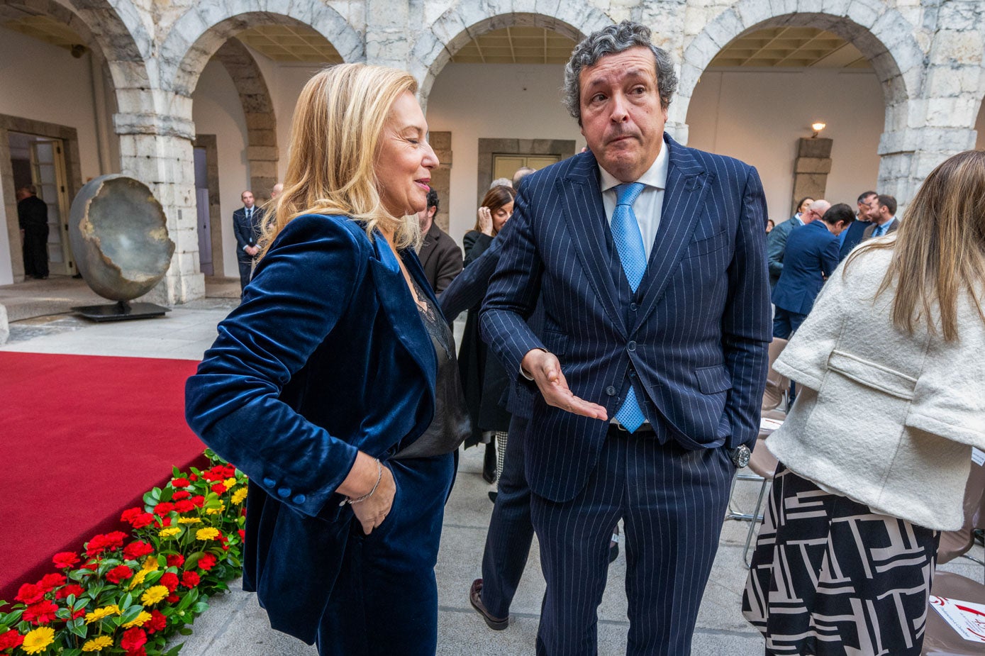 El senador Íñigo Fernández con la presidenta del Parlamento.