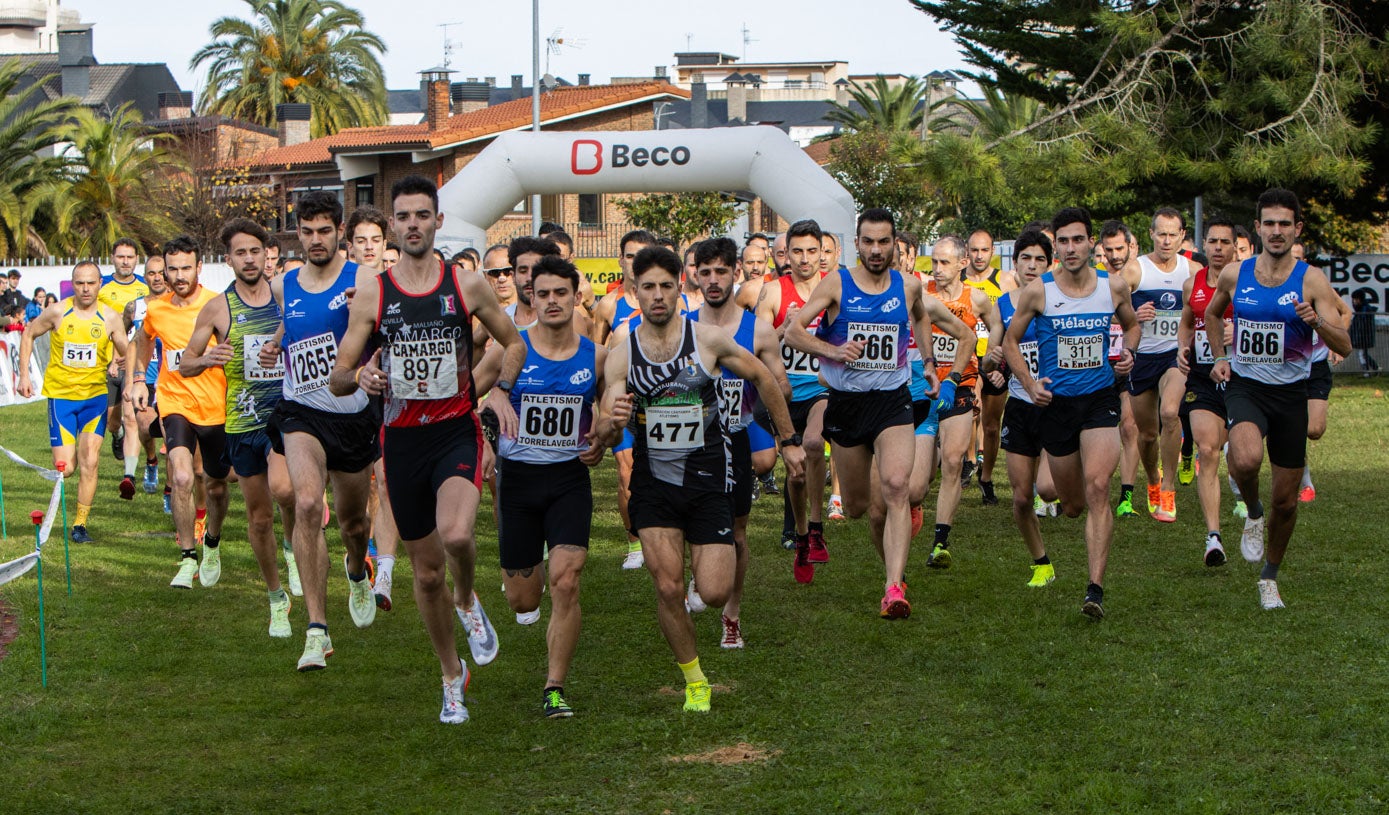 Carlos Quintana (Atletismo Camargo) encabeza el grupo tras el inicio de la prueba masculina.