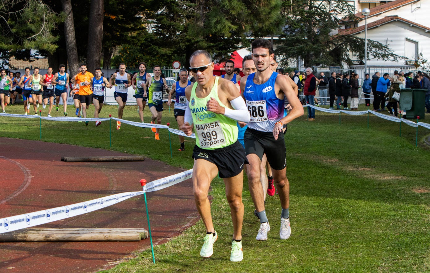 Félix Martínez (Mainsa Losada y Asociados-Sapporo) lidera un grupo de atletas. Fue séptimo en la clasificación final.