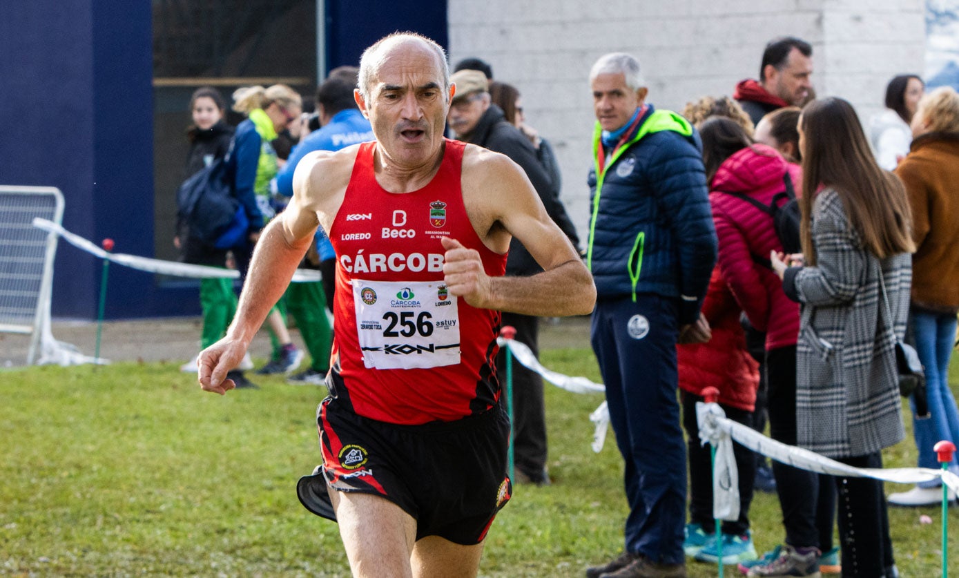 José Manuel Solana (Cárcoba-Ribamontán al Mar) en una de las vueltas de la carrera de los máster. Fue el mejor M-55 de la mañana en Laredo.